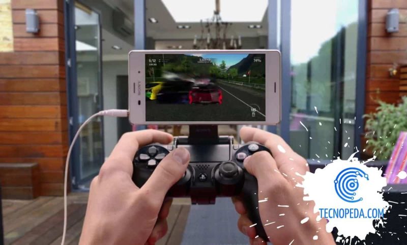 Mando de la PlayStation 4 con un adaptador para el móvil