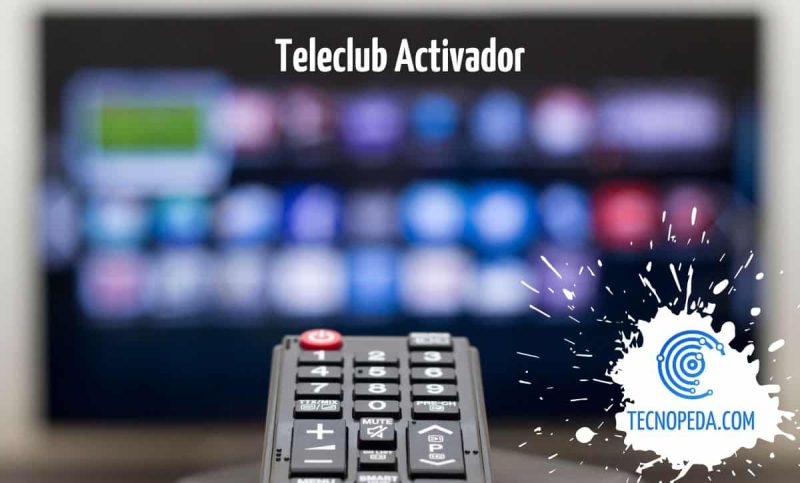 Primer plano de un control remoto delante de una televisión