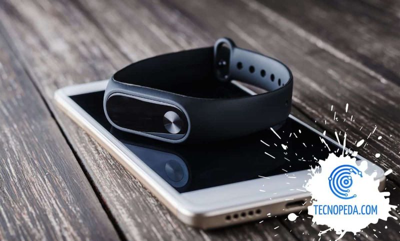 Fitbit sobre la pantalla de un móvil