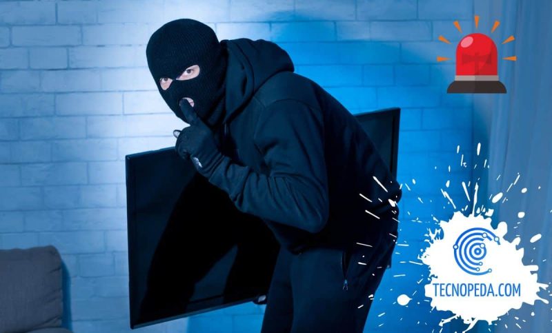 Ladrón enmascarado robando una smart tv