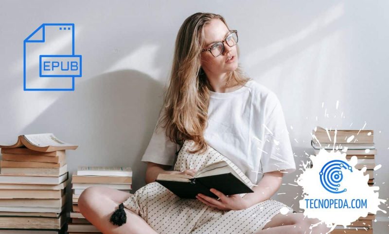 Mujer sentada contra una pared leyendo un libro