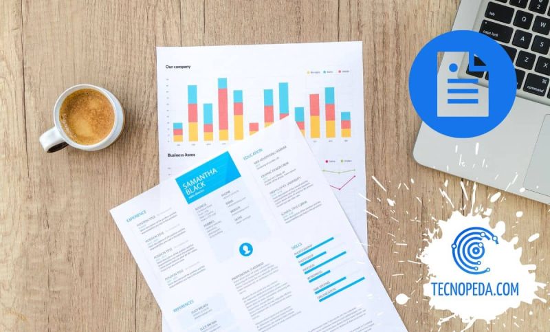 Documentos sobre una mesa junto a un café y un portátil