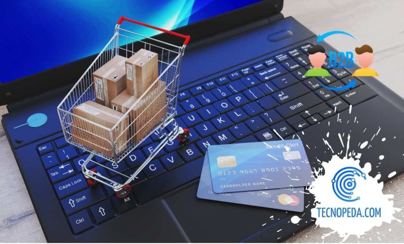 Teclado de portátil con carrito de compra y tarjetas de crédito