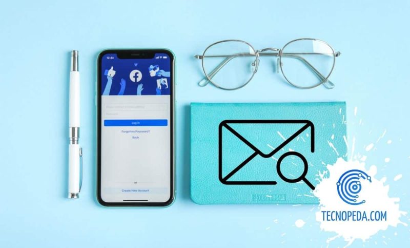 Escritorio con móvil, gafas y libreta