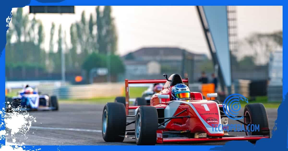 Imagen de una carrera de formula 1 con un coche rojo