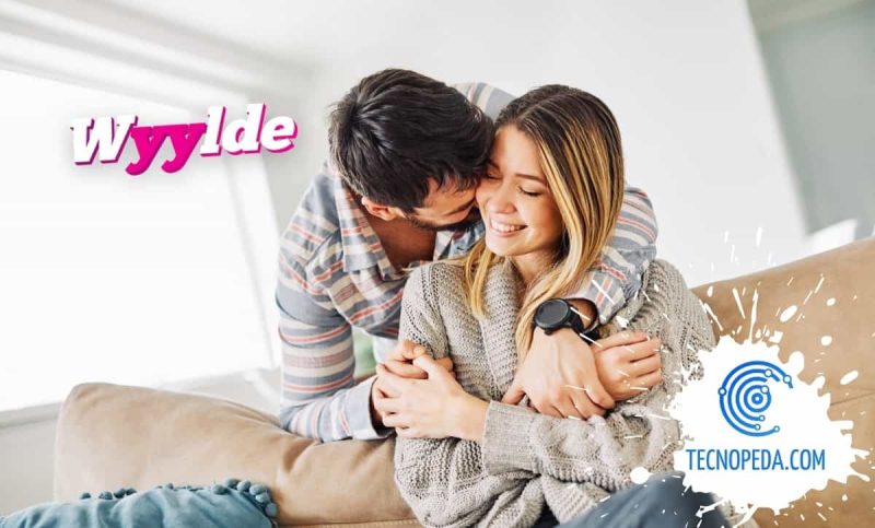 pareja de usuarios de Wyylde en el sofá