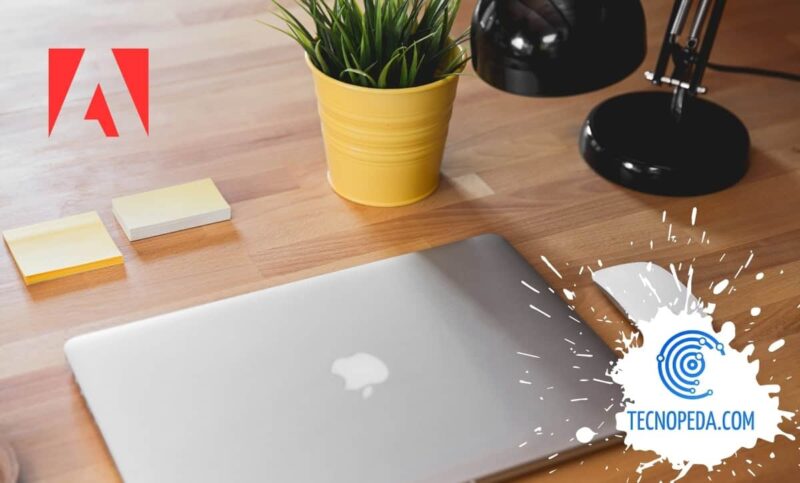 Portátil Mac sobre una mesa de madera