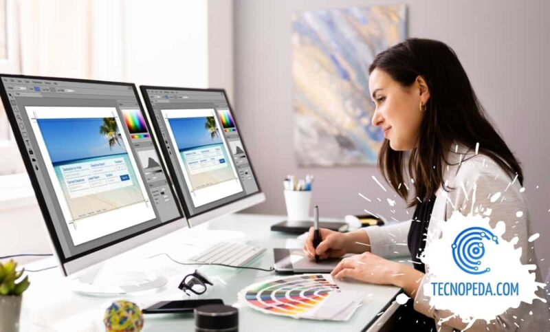 Mujer haciendo un diseño web en su estudio