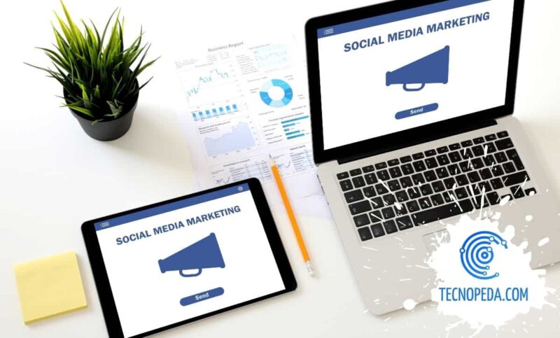 Portátil y tablet en redes sociales
