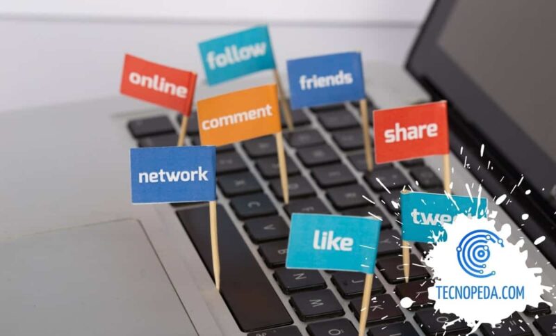 Teclado de portáti con representación de redes sociales