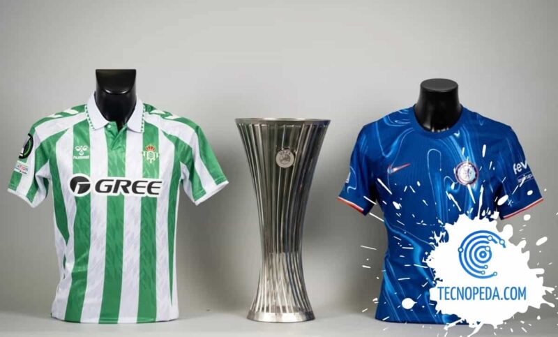 Camisetas del Betis y Chelsea con el trofeo de la Conference League